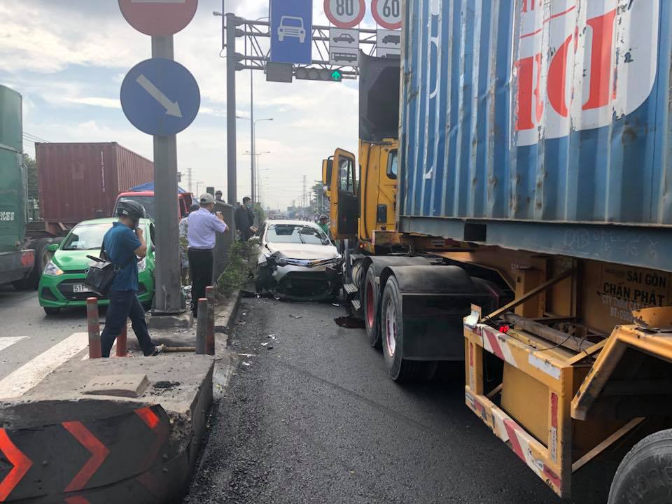 Hiện trường vụ tai nạn giữa Toyota Vios và xe container