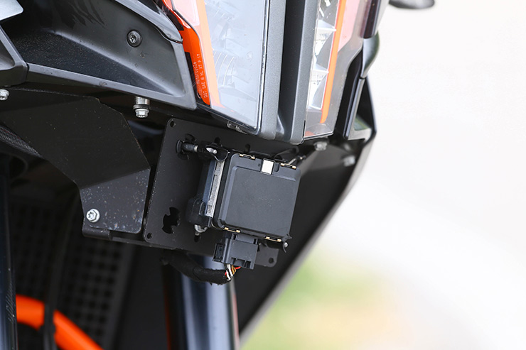 Cảm biến ACC ở đầu xe KTM 1290 Super Adventure Cảm biến ACC ở đầu xe KTM 1290 Super Adventure
