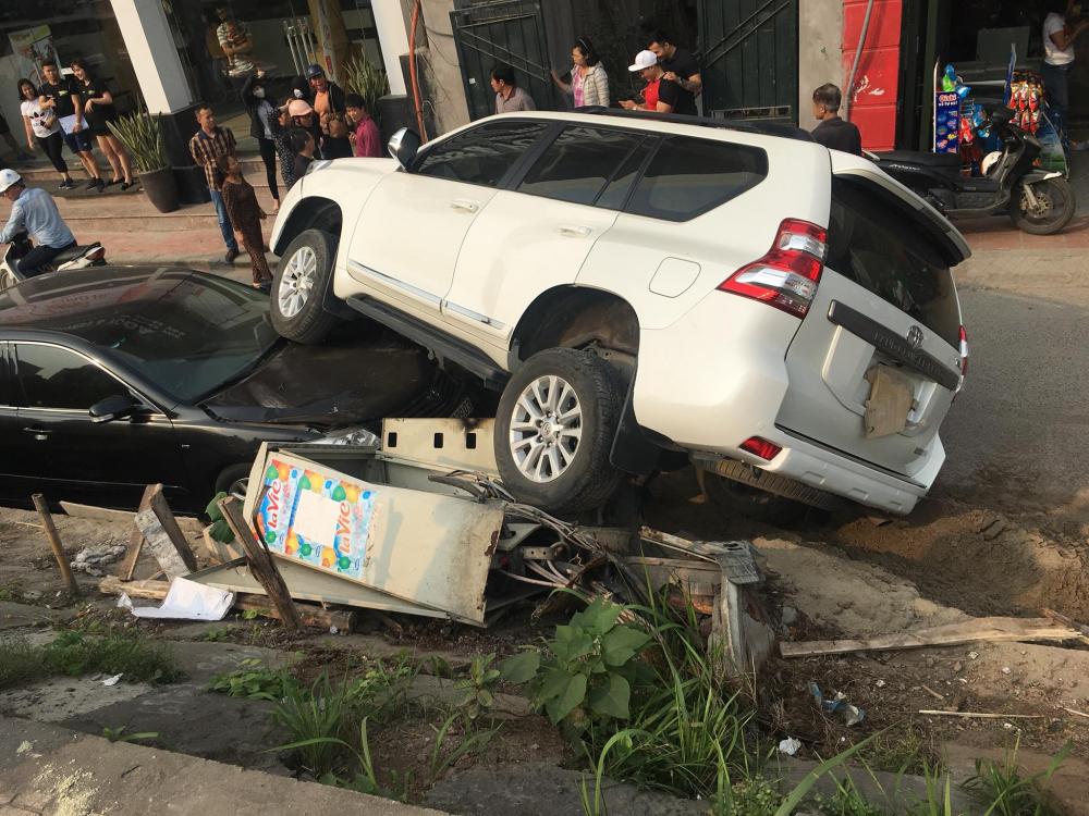 Chiếc Toyota Land Cruiser Prado húc đổ tủ điện và đè lên Toyota Camry đang đỗ