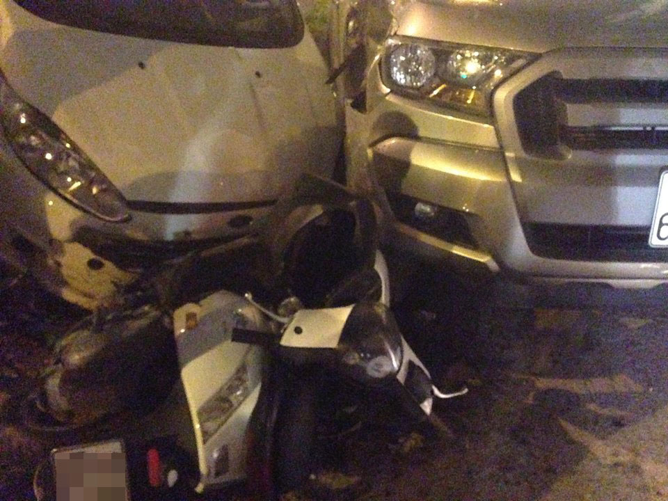 Chiếc Piaggio Zip nằm kẹp giữa Ford Fiesta và Ford Ranger