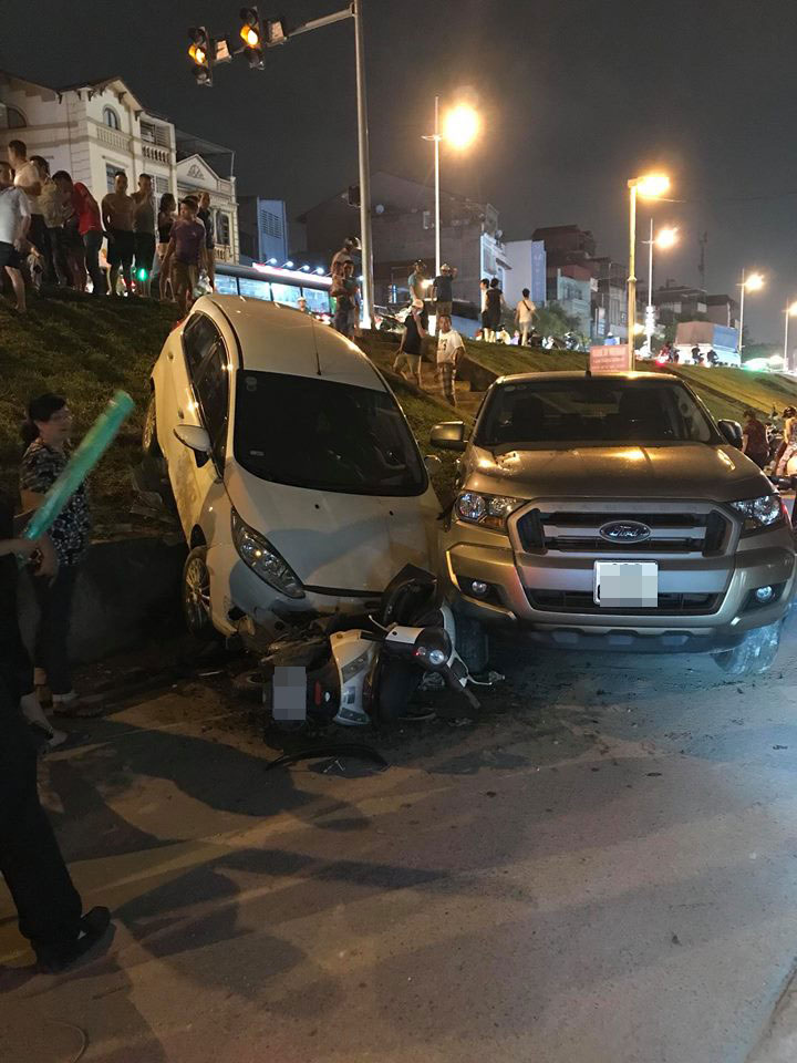 Chiếc Ford Fiesta đâm tiếp 1 xe bán tải Ford Ranger đang đỗ và xe ga Piaggio Zip