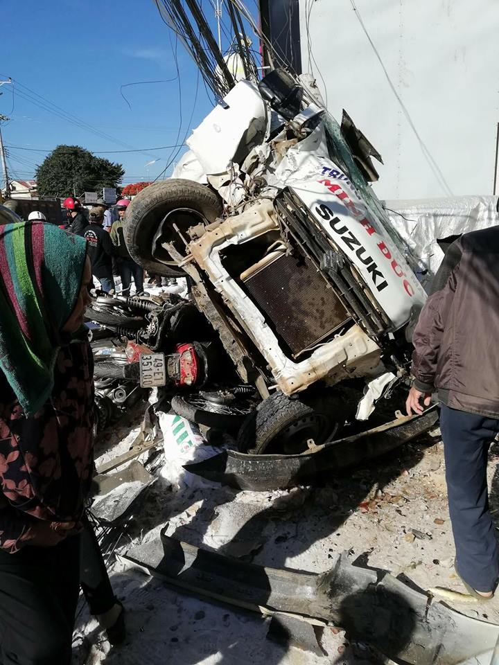 Chiếc xe tải hạng nhẹ biến dạng hoàn toàn