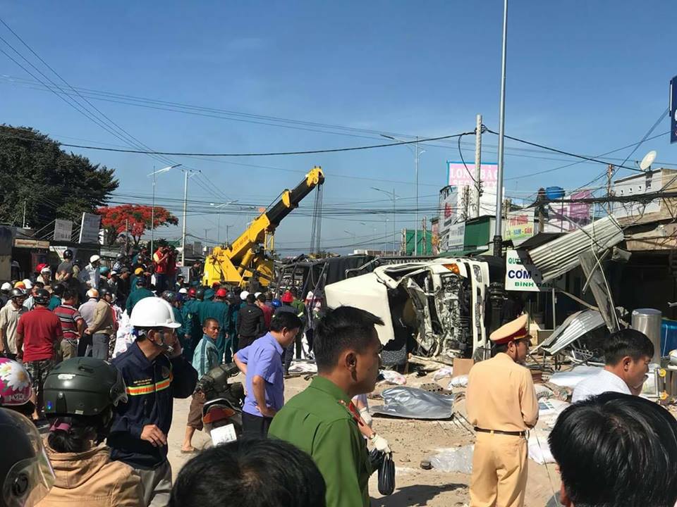 Xe cẩu được điều đến để đưa chiếc xe tải chở phân đi khỏi hiện trường vụ tai nạn