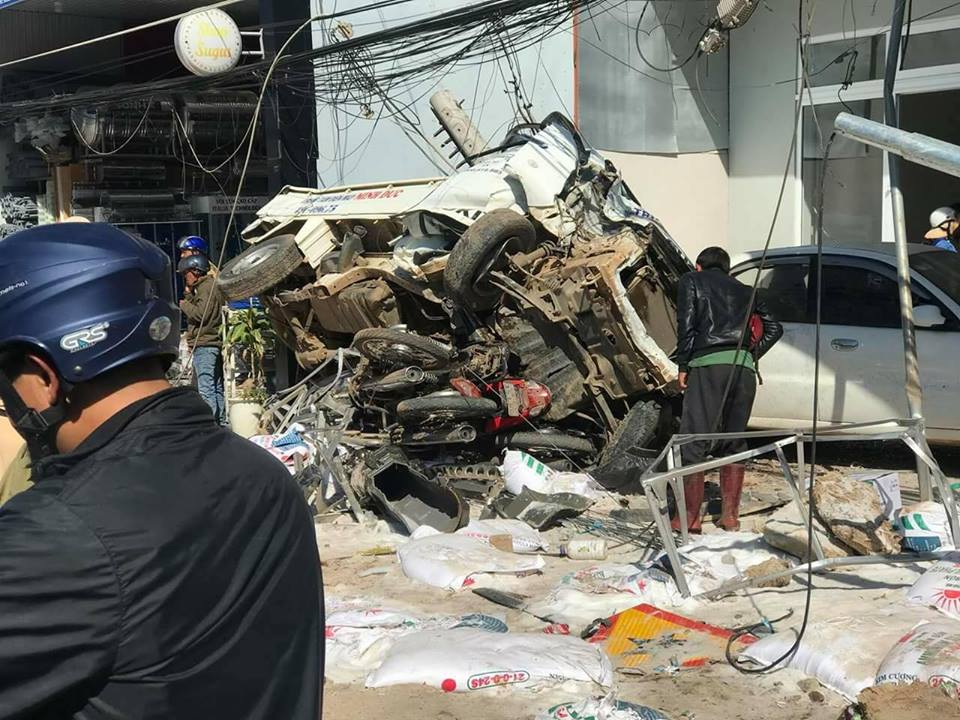 Chiếc ô tô tải hạng nhẹ đè lên nhiều xe máy