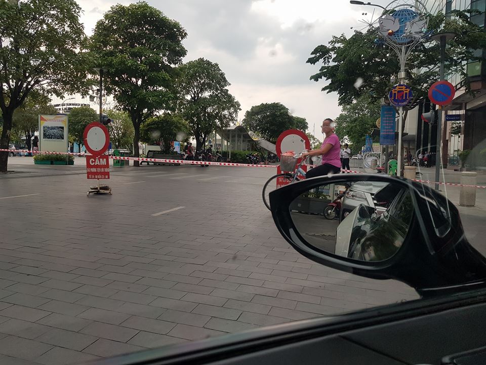 Người điều khiển chiếc BMW i8 phải tìm tuyến đường khác lưu thông khi phố đi bộ Nguyễn Huệ bị phong toả