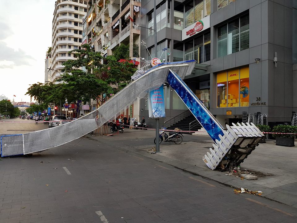 2 cổng chào tại phố đi bộ Nguyễn Huệ bị sập