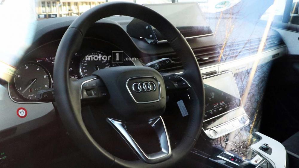 Cận cảnh vô lăng của Audi Q8 2019 trên đường thử Cận cảnh vô lăng của Audi Q8 2019 trên đường thử