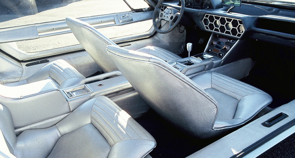 Vô lăng và mặt táp-lô của Lamborghini Marzal Vô lăng và mặt táp-lô của Lamborghini Marzal