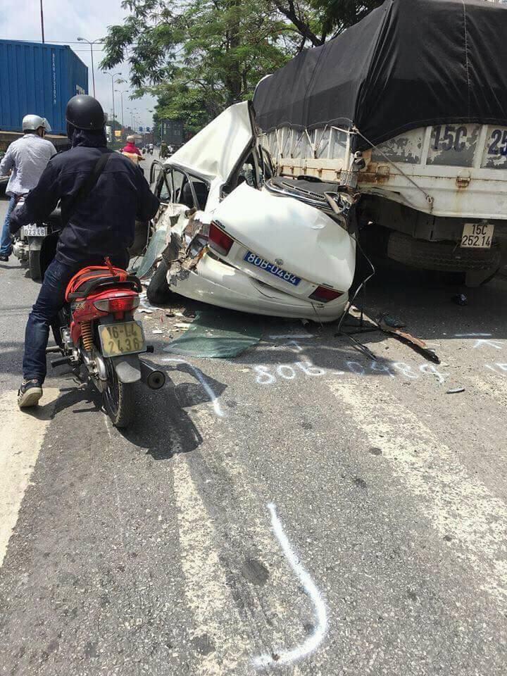 Phần đuôi của chiếc xe biển xanh cũng bị hỏng nặng Phần đuôi của chiếc xe biển xanh cũng bị hỏng nặng