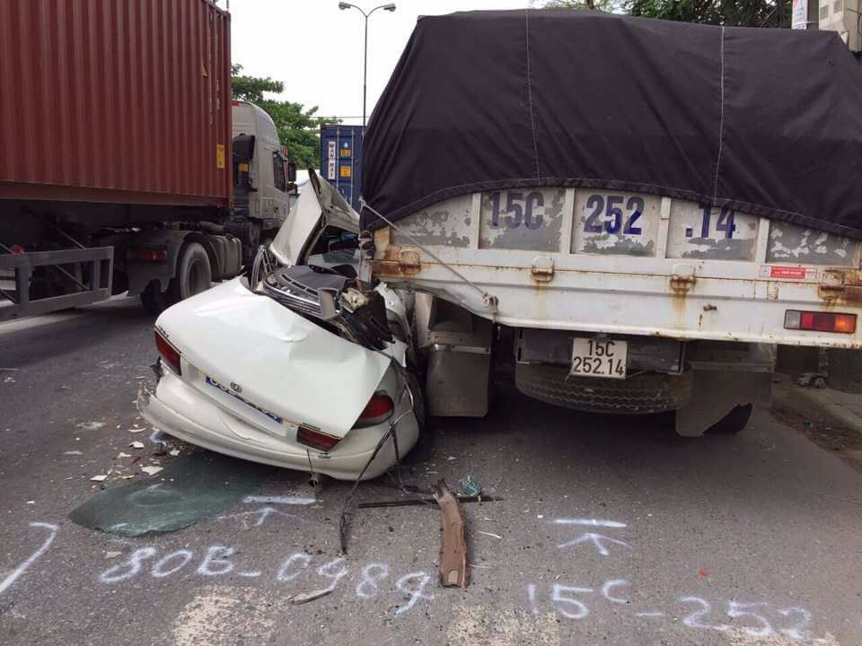 Chiếc xe biển xanh bị kẹp giữa xe đầu kéo và ô tô tải Chiếc xe biển xanh bị kẹp giữa xe đầu kéo và ô tô tải