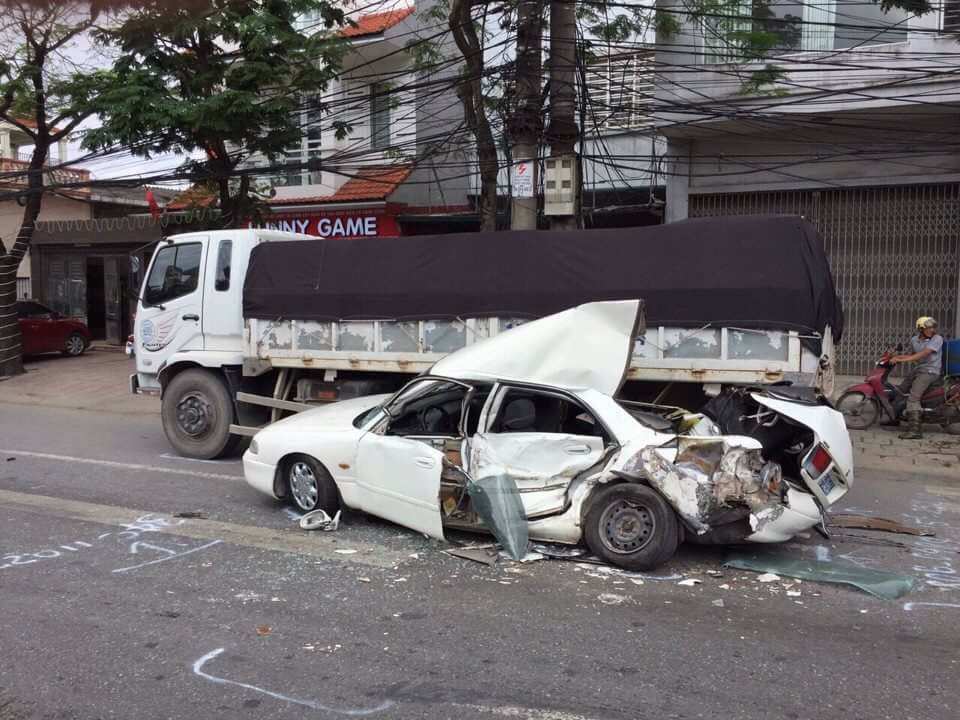 Chiếc xe biển xanh bị biến dạng hai bên sườn xe Chiếc xe biển xanh bị biến dạng hai bên sườn xe