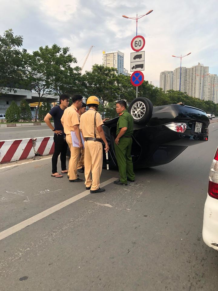 Lực lượng chức năng có mặt tại hiện trường vụ tai nạn Lực lượng chức năng có mặt tại hiện trường vụ tai nạn