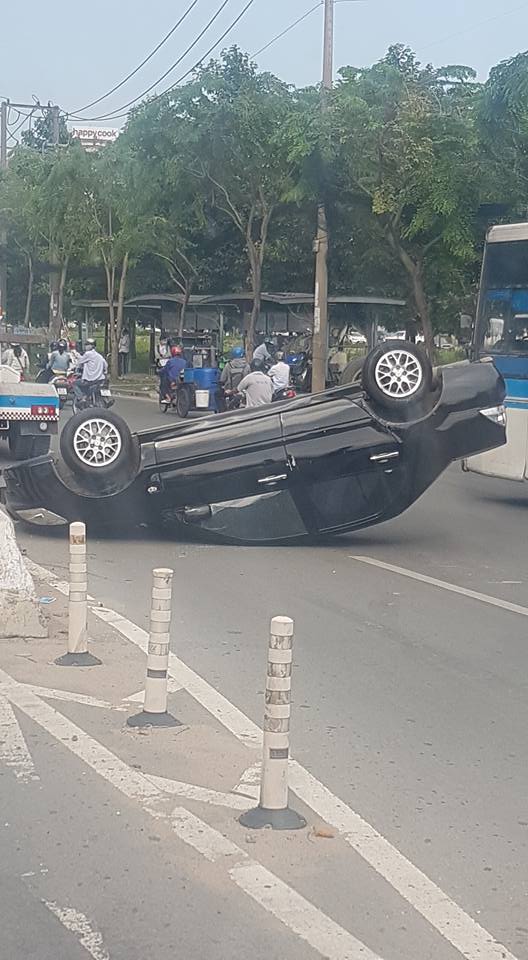 Chiếc ô tô con lật ngửa nên sẽ hỏng nặng phần nóc xe Chiếc ô tô con lật ngửa nên sẽ hỏng nặng phần nóc xe