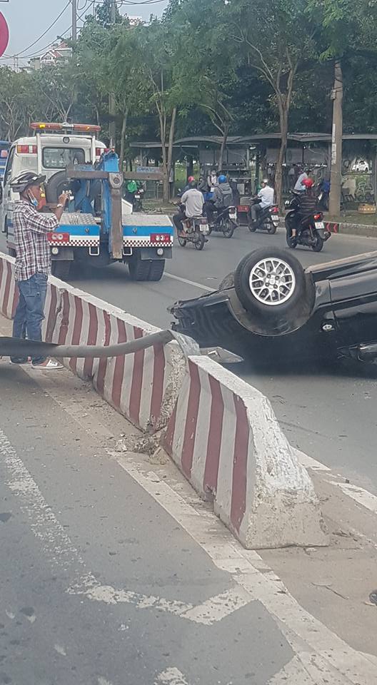 Chiếc ô tô con đâm đổ biển báo ở dải phân cách Chiếc ô tô con đâm đổ biển báo ở dải phân cách