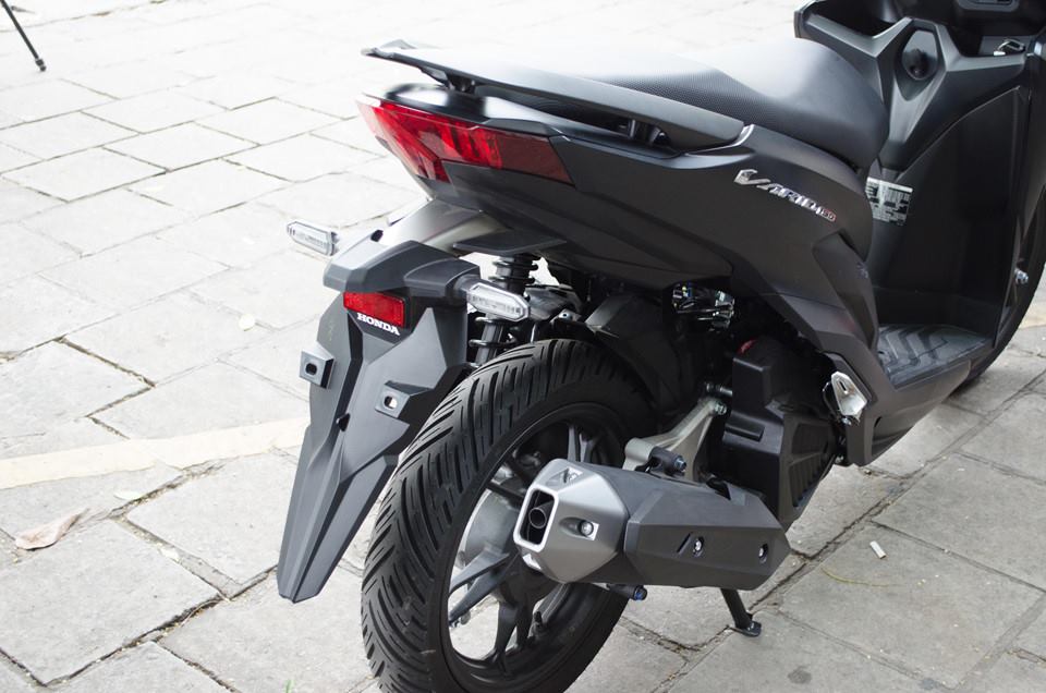 Đèn hậu dạng LED và xi-nhan tách rời ra Đèn hậu dạng LED và xi-nhan tách rời ra