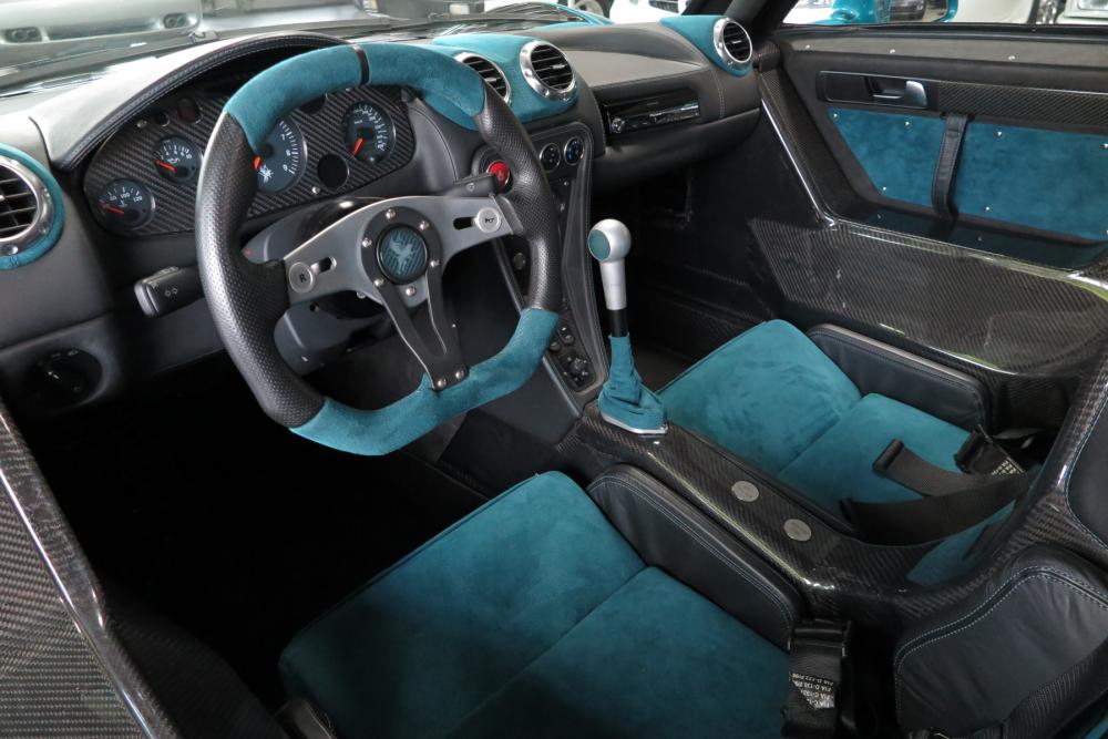 Nội thất xe bọc da Alcantara cao cấp với màu xanh nhạt tông xuyệt tông ngoại thất và màu đen