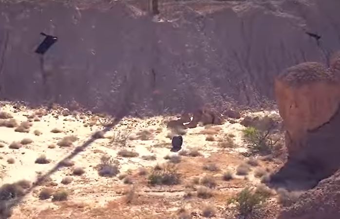 Một bánh xe long ra khỏi trục và nằm cách siêu xe gặp nạn hơn 100 m