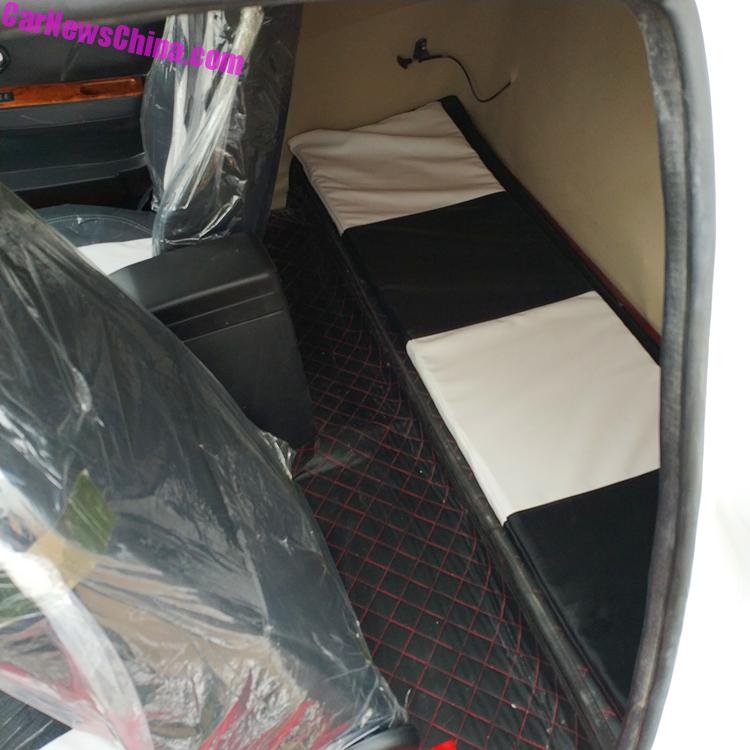 Hàng ghế dài khá chật phía sau