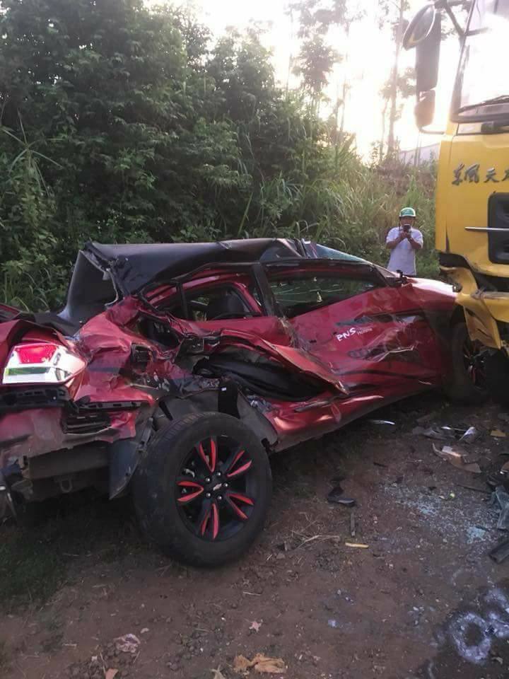 Chiếc Chevrolet Cruze đối đầu ô tô tải Đông Phong Chiếc Chevrolet Cruze đối đầu ô tô tải Đông Phong
