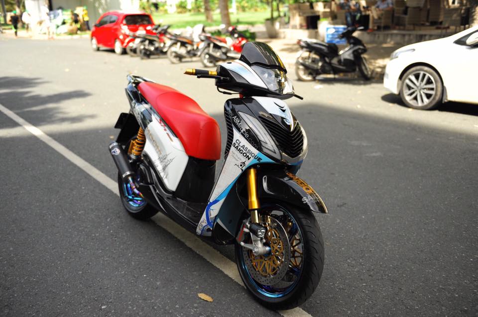 Chiếc tay ga hạng sang Honda SH nhập khẩu Italy được một người chơi xe độ dàn đồ chơi hàng hiệu như phuộc Ohlins, phanh đĩa Brembo của Ducati, mạ bảy màu và phủ sợi carbon. Chiếc tay ga hạng sang Honda SH nhập khẩu Italy được một người chơi xe độ dàn đồ chơi hàng hiệu như phuộc Ohlins, phanh đĩa Brembo của Ducati, mạ bảy màu và phủ sợi carbon.