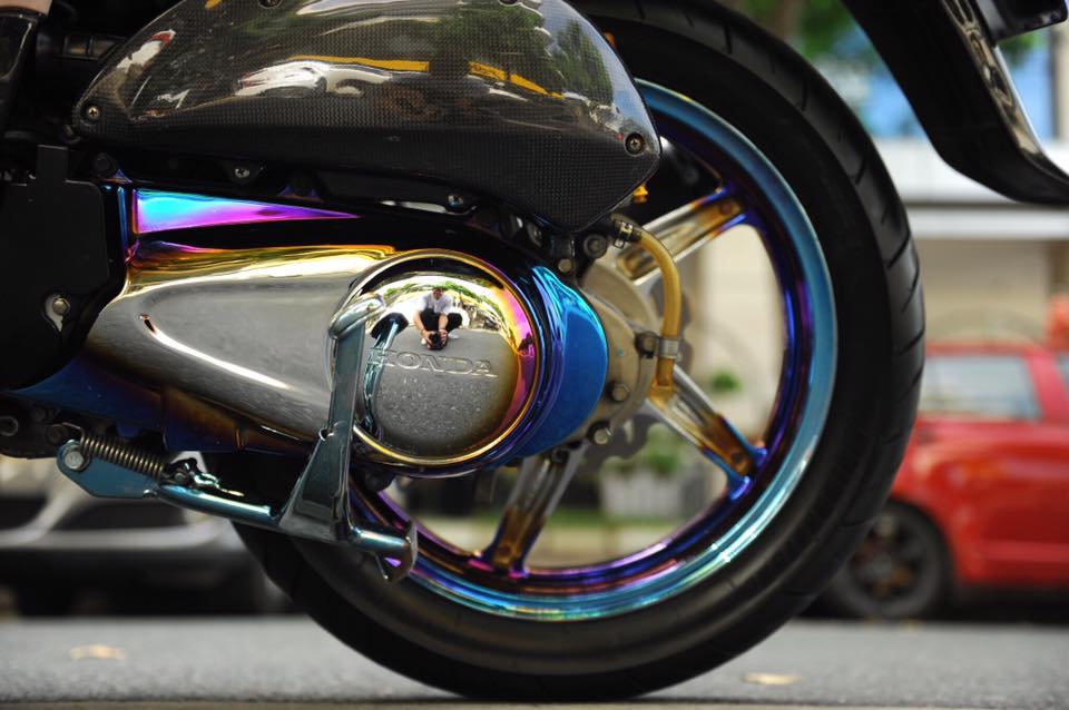 Chiếc Honda SH150i này còn được chủ nhân mạ lại bộ mâm và ốp lốc máy bảy màu tương tự titan. Chiếc Honda SH150i này còn được chủ nhân mạ lại bộ mâm và ốp lốc máy bảy màu tương tự titan.