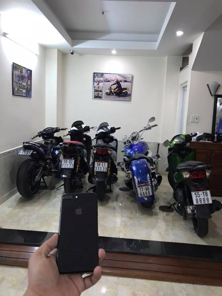 Ngoài chiếc bán tải, người này còn gây sự chú ý khi sở hữu dàn xe máy như Yamaha Exciter 150 hay có đến 3 chiếc Honda SH mang biển tứ quý và ngũ quý khá đẹp mắt Ngoài chiếc bán tải, người này còn gây sự chú ý khi sở hữu dàn xe máy như Yamaha Exciter 150 hay có đến 3 chiếc Honda SH mang biển tứ quý và ngũ quý khá đẹp mắt