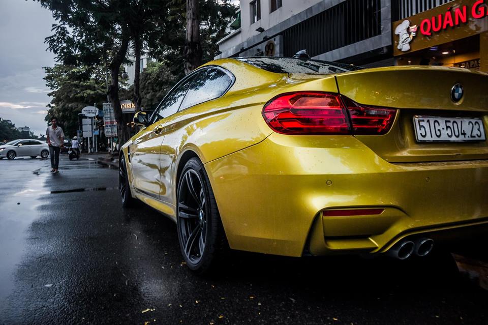 Cản va sau của BMW M4 cũng được thiết kế lại thể thao hơn, đi kèm là cặp ống xả kép nằm đối xứng 2 bên. Phía trên đèn hậu của xe là logo M4. Cản va sau của BMW M4 cũng được thiết kế lại thể thao hơn, đi kèm là cặp ống xả kép nằm đối xứng 2 bên. Phía trên đèn hậu của xe là logo M4.