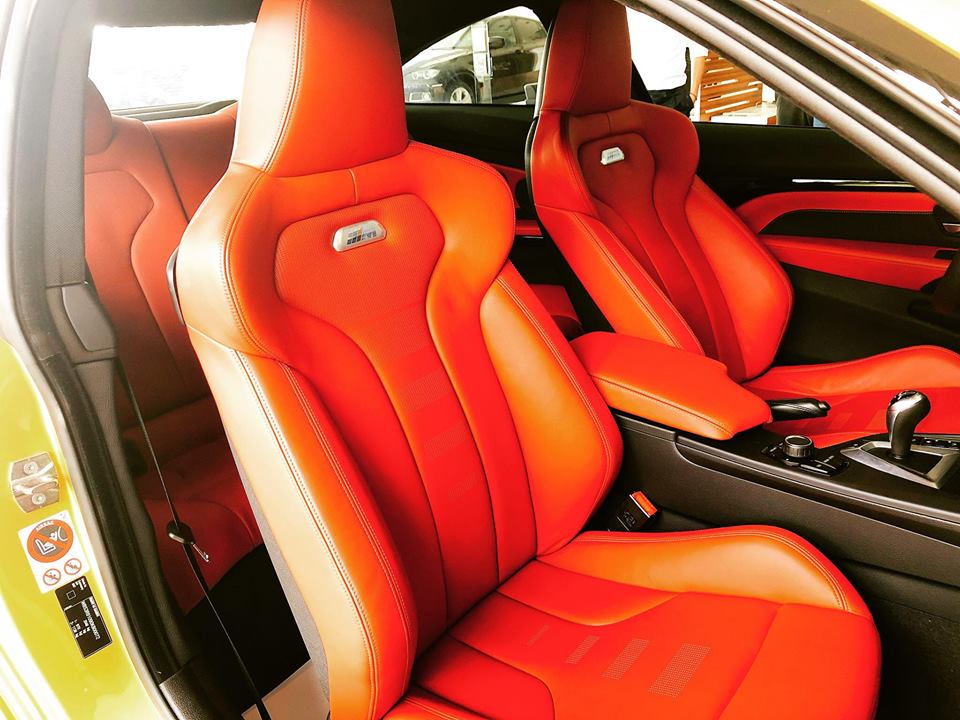 bên trong khoang lái chiếc BMW M3 F82 có nội thất màu đỏ đun bên trong khoang lái chiếc BMW M3 F82 có nội thất màu đỏ đun