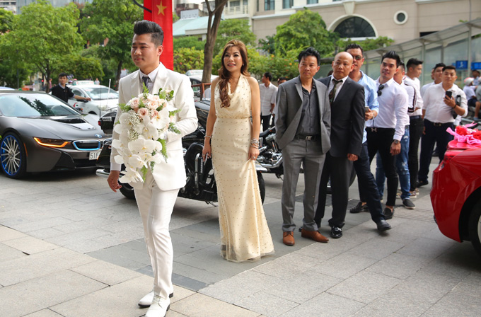 Ngoài siêu xe Ferrari 488 GTB, buổi rước dâu của Lâm Vũ còn có 2 chiếc xe thể thao của BMW là i8 và M6 