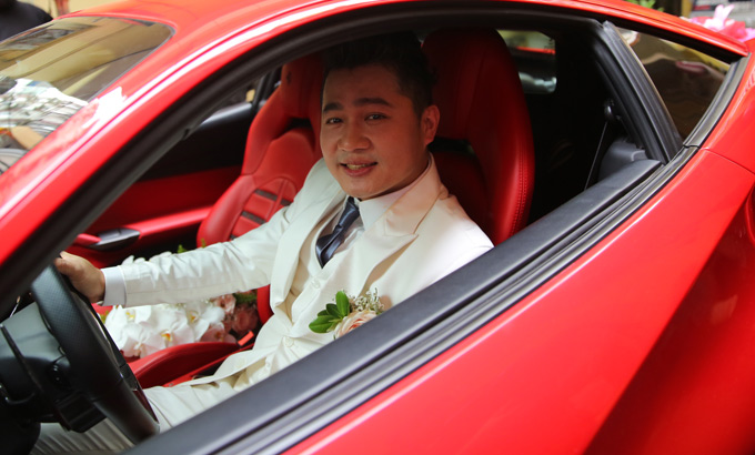Lâm Vũ đi rước vợ trên siêu xe Ferrari 488 GTB màu đỏ