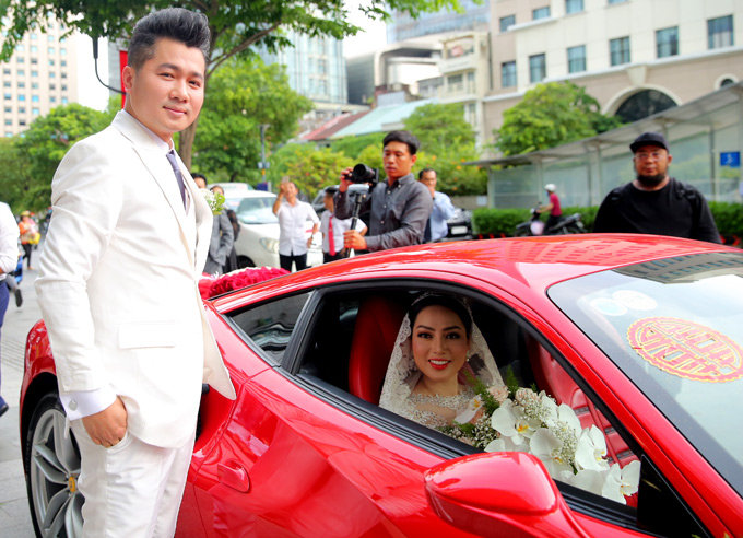 Chiếc Ferrari 488 GTB màu đỏ mà Lâm Vũ cầm lái đi rước dâu thuộc sở hữu của Tuấn Hưng