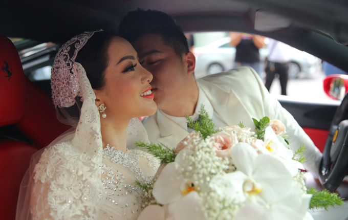 Vợ chồng nam ca sĩ Lâm Vũ hạnh phúc bên trong khoang lái Ferrari 488 GTB