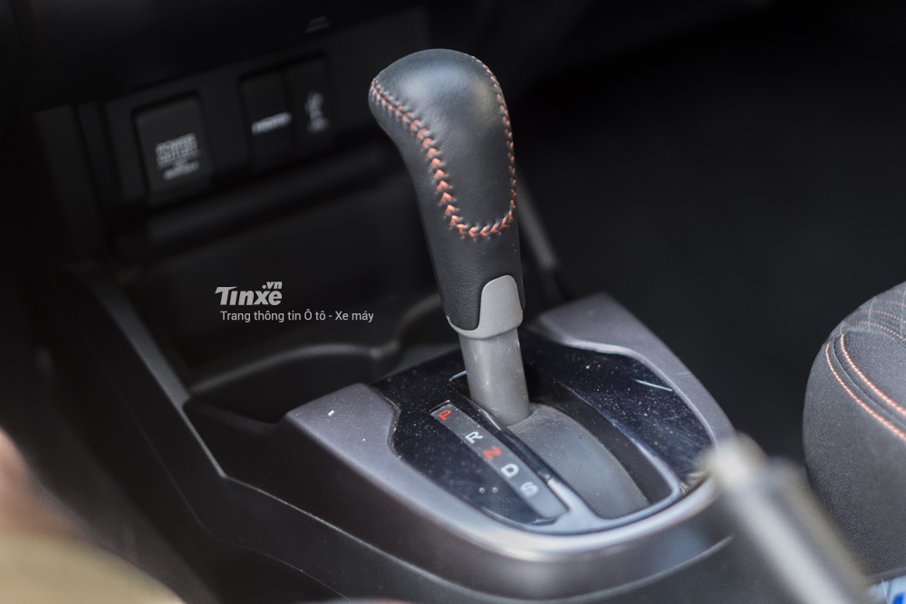 Honda Jazz cũng được trang bị hộp số vô cấp CVT nhưng có thêm chế độ S mang cảm giác lái thể thao hơn