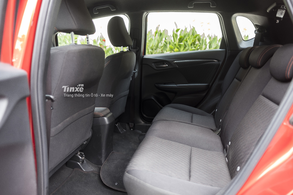 Nội thất bọc nỉ nhưng với ghế Magic Seat linh hoạt trong sử dụng cũng gây ấn tượng mạnh với nhiều người