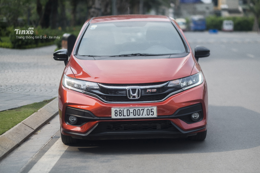 Lưới tản nhiệt mạ crome hình cánh chim trên Honda Jazz RS