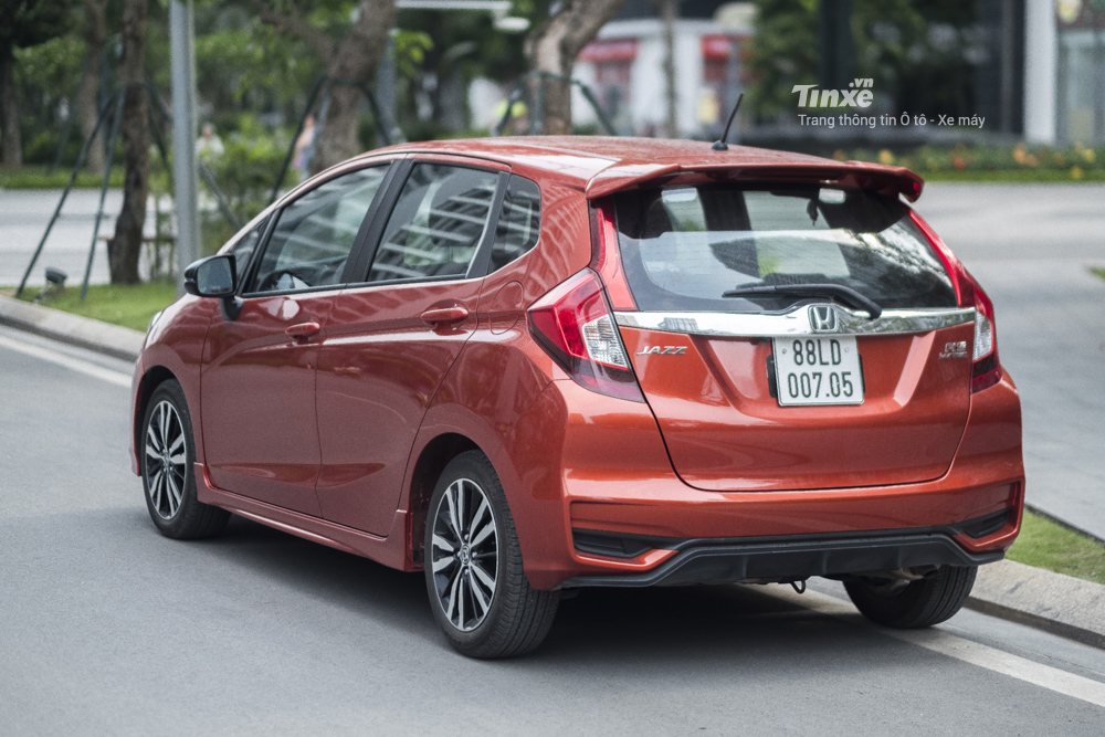Honda Jazz RS khi nhìn từ phía sau khá cá tính với đèn hậu LED, cản sau thể thao, đuôi gió tích hợp đèn báo phanh LED