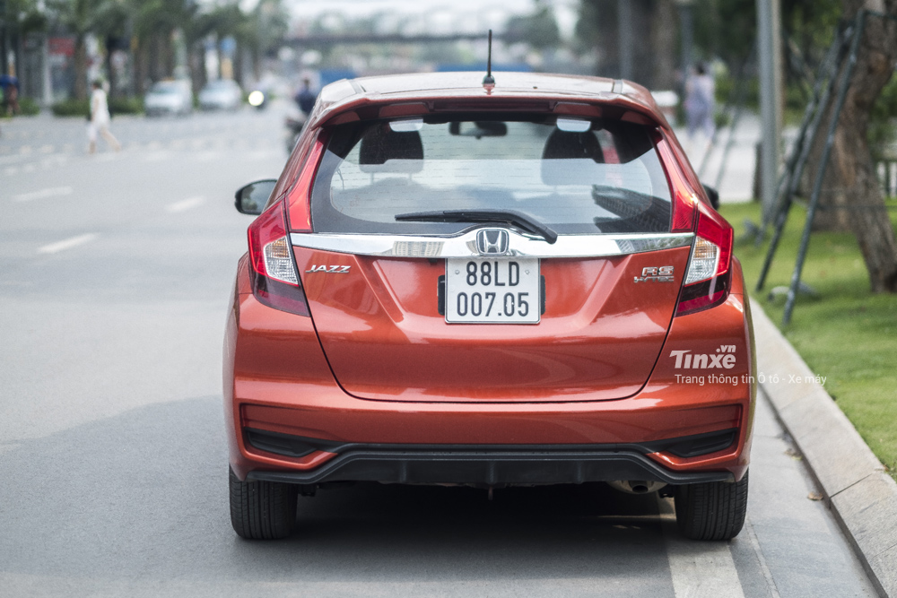 Khi nhìn từ phía sau, Honda Jazz RS cũng khá cá tính với đèn hậu LED, cản sau thể thao, đuôi gió