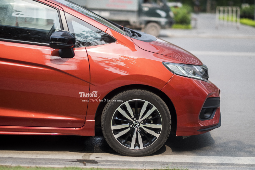 Bộ lốp trên Honda Jazz RS có thông số 185/55R16 với vành đa chấu hai màu tương phản kích thước 16