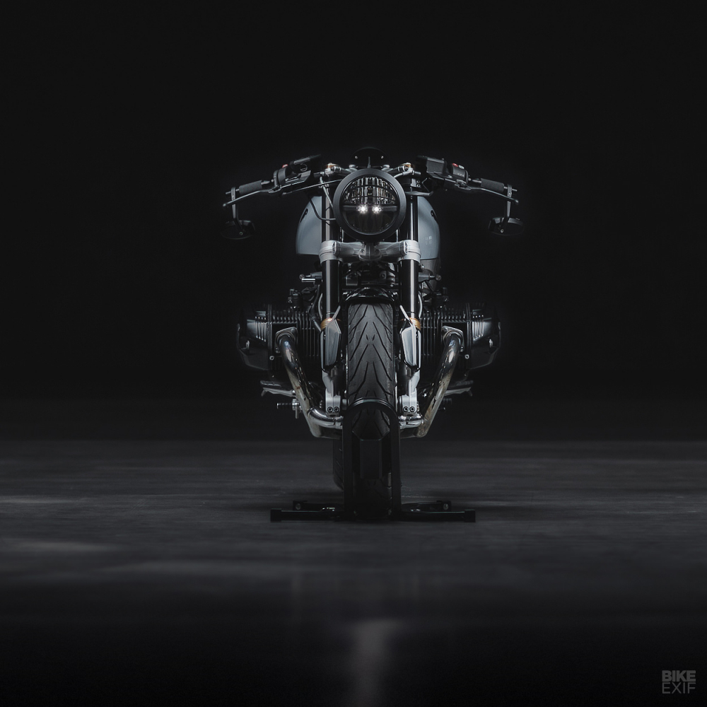 Chiếc BMW R nineT Falcon cực ngầu khi nhìn từ phía trước. Với cụm đèn tròn cổ điển với viền đen lì bắt mắt đi kèm với cặp tay lái Clip-on kèm gương gù thuần túy của phong cách Cafe Racer.