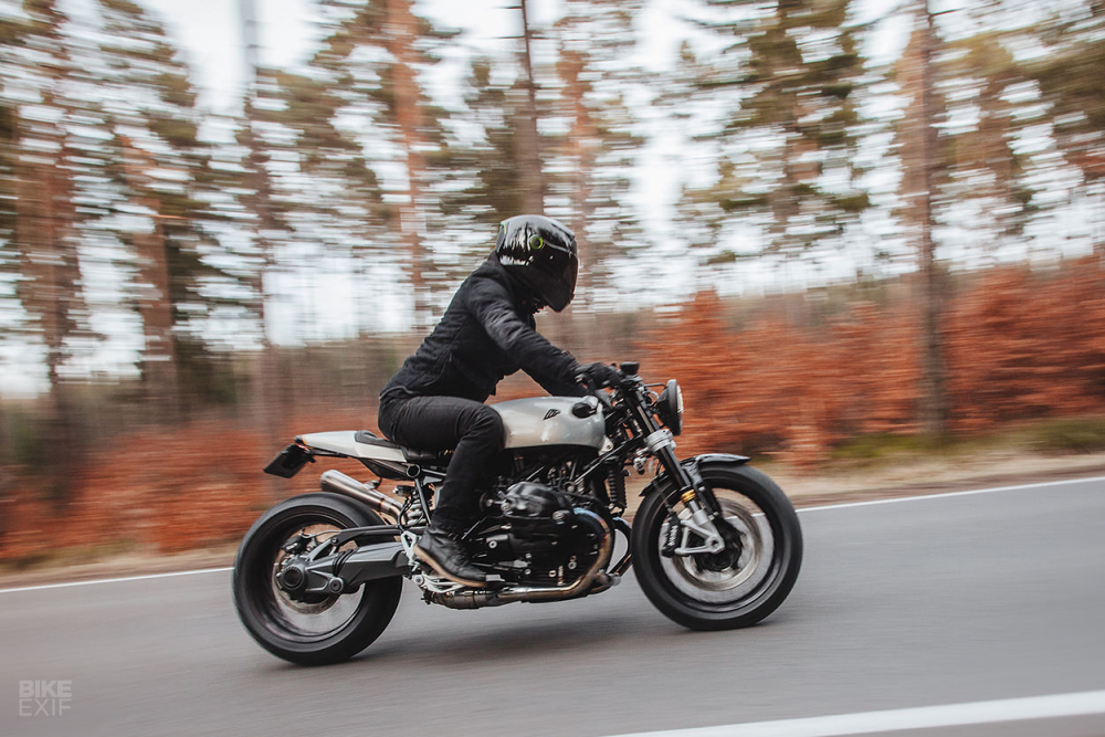 Được trang bị nhiều phụ tùng hàng hiệu như bảng đồng hồ Motorgadget, đèn xi nhan Kellerman Atto. Chiếc Falcon đã sẵn sàng cho cuộc hành trình với chủ nhân của mình.