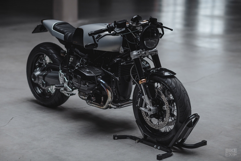 Được tháo gỡ và loại bỏ khá nhiều chi tiết cồng kềnh tuy nhiên bộ ABS, bơm xăng và bầu lọc gió được giữ nguyên vị trí. Bình xăng được thiết kế lại hoàn toàn mới nhỏ gọn hơn bằng chất liệu nhôm đúc nguyên khối với màu sơn xám bạc nổi bật.