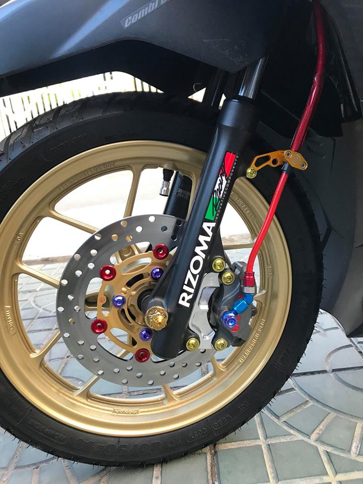 Hệ thống phanh được nâng cấp với đĩa Brembo cùng heo Brembo billet đi kèm dây dầu Earl's. Việc thay đổi này không chỉ làm đẹp mà nó còn giúp phanh có độ ổn định tối ưu hơn khi xử lý các tình huống gấp .