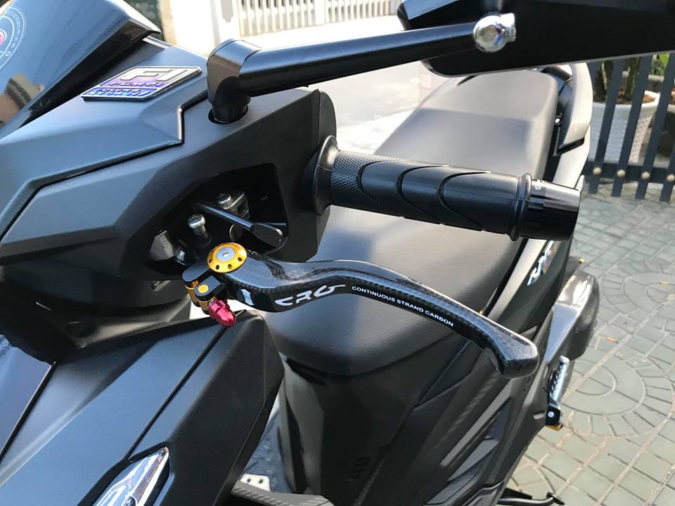 Ở cụm tay phanh cả trước và sau, chủ nhân chiếc xe đã trang bị cặp tay độ của hãng CRG bằng carbon trông khá hiện đại và cho cảm giác bóp phanh nhẹ nhàng linh hoạt hơn