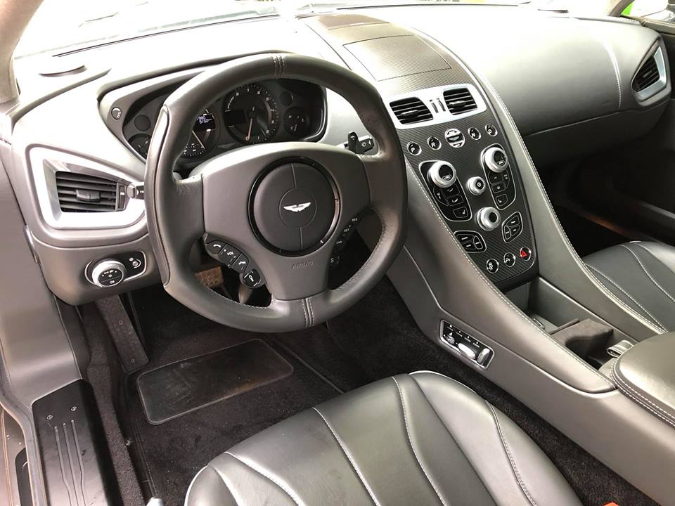 Nội thất chiếc Aston Martin Vanquish thay áo xanh quân đội Nội thất chiếc Aston Martin Vanquish thay áo xanh quân đội