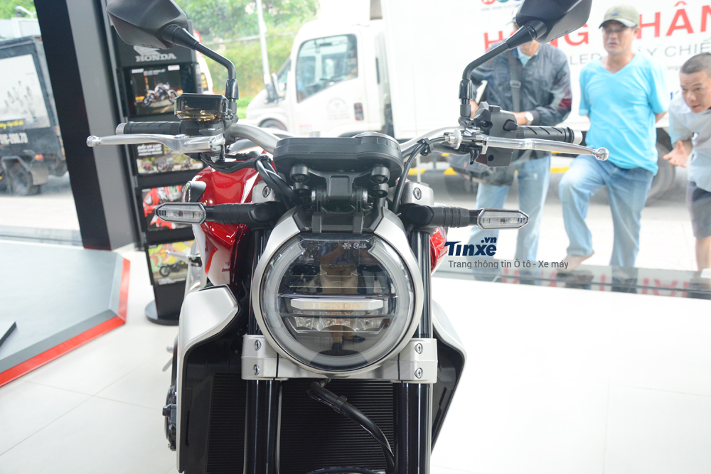 Không như kiểu đèn pha cằm nhọn trên thế hệ cũ Không như kiểu đèn pha cằm nhọn trên thế hệ cũ