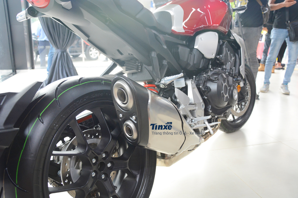 Mâm của Honda CB1000R 2018 có kích thước 17 inch và đi kèm với lốp trước có kích thước 120/70 và 190/55 sau. Mâm của Honda CB1000R 2018 có kích thước 17 inch và đi kèm với lốp trước có kích thước 120/70 và 190/55 sau.