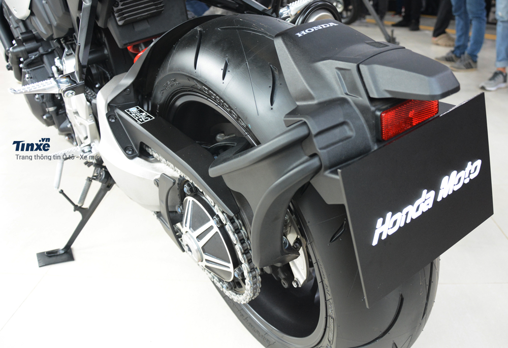 Thay vào đó, chắn bùn này được bắt theo kiểu tay đòn Thay vào đó, chắn bùn này được bắt theo kiểu tay đòn