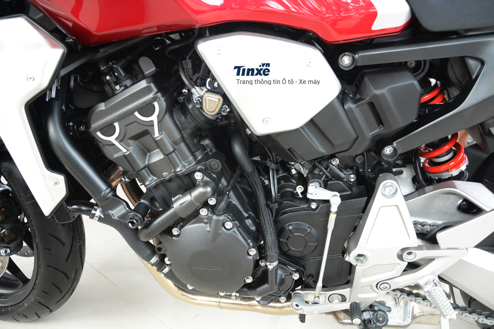 Dù có ngoại hình lột xác hoàn toàn so với phiên bản cũ, tuy nhiên, động cơ của Honda CB1000R 2018 vẫn là loại 4 xy-lanh, DOHC, dung tích 998 cc. Dù có ngoại hình lột xác hoàn toàn so với phiên bản cũ, tuy nhiên, động cơ của Honda CB1000R 2018 vẫn là loại 4 xy-lanh, DOHC, dung tích 998 cc.