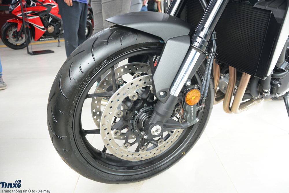 Lực hãm trên Honda CB1000R 2018 đến từ cặp phanh đĩa trước có đường kính và đi kèm kẹp phanh 4 piston. Phanh đĩa đơn 256 mm phía sau có kẹp phanh 2 piston Lực hãm trên Honda CB1000R 2018 đến từ cặp phanh đĩa trước có đường kính và đi kèm kẹp phanh 4 piston. Phanh đĩa đơn 256 mm phía sau có kẹp phanh 2 piston