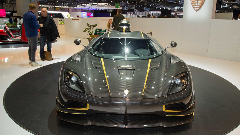 Mũ bảo hiểm thửa riêng dành cho chủ xe Koenigsegg Agera RS Gryphon Mũ bảo hiểm thửa riêng dành cho chủ xe Koenigsegg Agera RS Gryphon